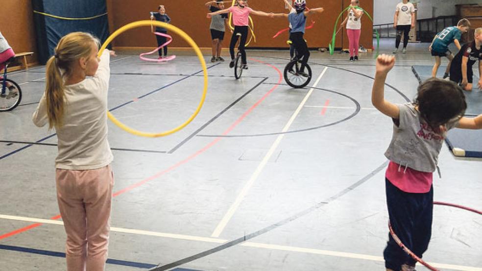 Die Grundschüler zeigten, was sie im Sportunterricht alles gelernt haben.  © Fotos: Hilbrands