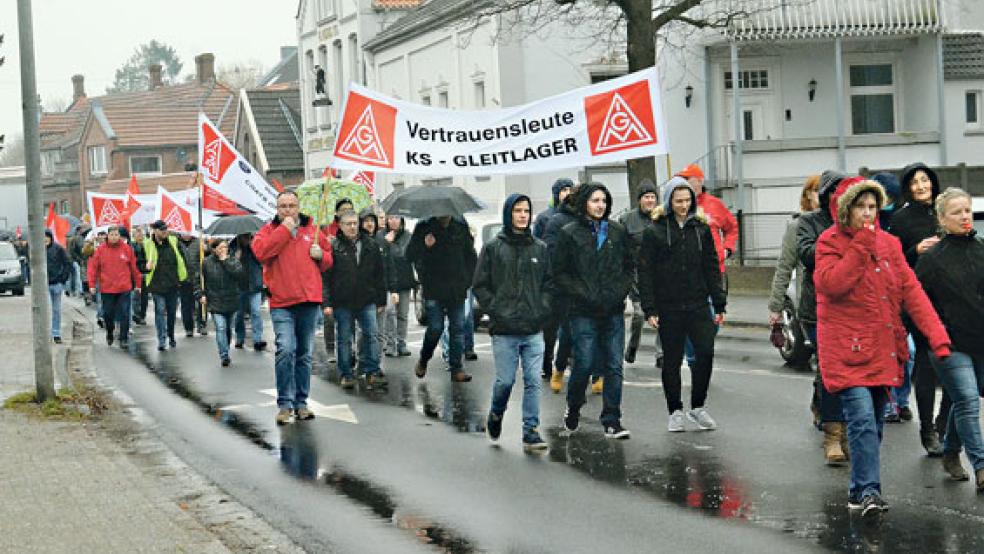 Zeitweise legten die Streikenden den Verkehr im Kreisel und in Teilen der Risiusstraße lahm.  © Foto: Muising