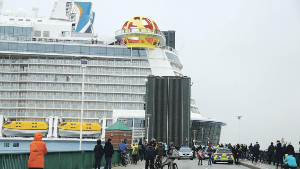 Die »Spectrum of the Seas« - hier bei der Passage der Jann-Berghaus-Brücke bei Bingum - ist heute Morgen in Eemshaven eingetroffen. © Foto: Wolters