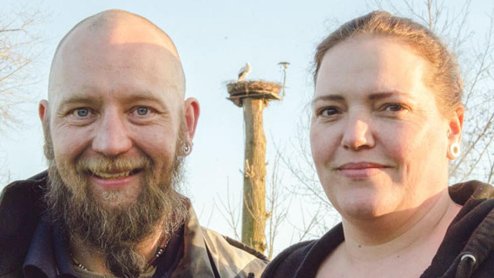 Die »Storcheneltern« Yvonne und Hendrik vor dem Nest auf ihrem Grundstück. Heinz wartet derweil auf seine gefiederte Gattin Hilde, die kurz darauf mit lautem Geklapper begrüßt wird. © Fotos: Hanken