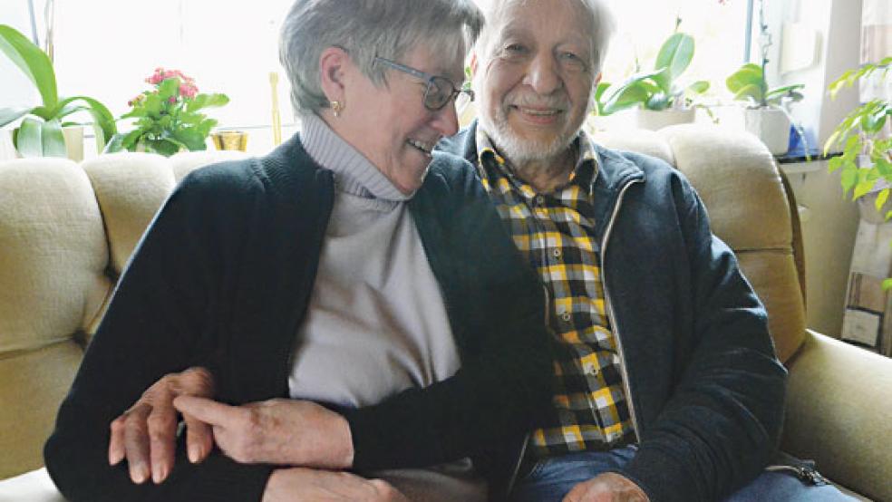 Erika und Wolfgang Wissing heute und bei ihrer Hochzeit. Die beiden Rheiderländer hatten schon immer eine Menge Spaß zusammen. © Fotos: privat (1), Muising (1)