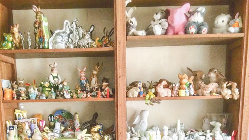 Eine Auswahl der Hasen-Sammlung wird in einem Schrank und zwei Vitrinen präsentiert. © Foto: privat