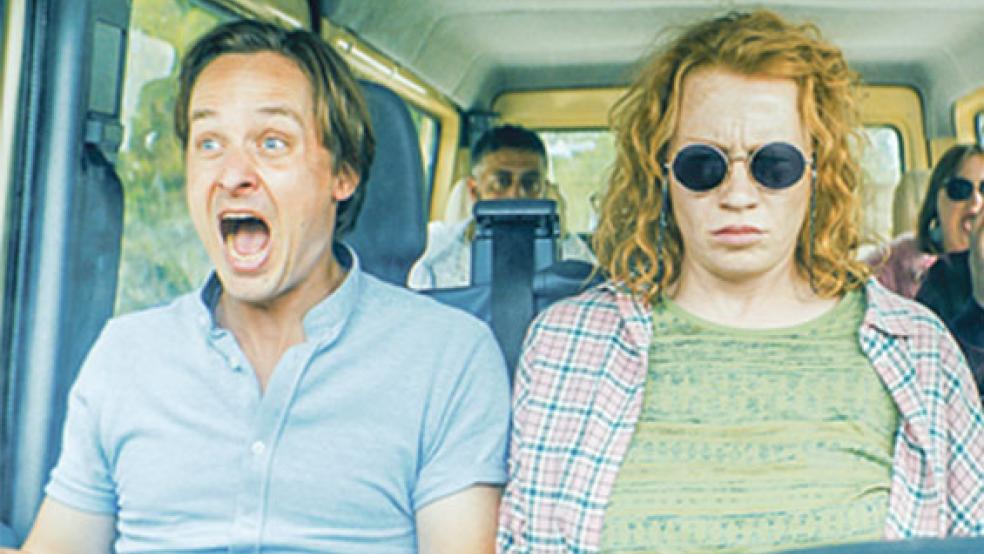 Auf Chaos-Tour in die Schweiz, um Schwarzgeld zu sichern: Manager Oliver (Tom Schilling, von links) mit Magda (Birgit Minichmayr) und Laura (Jella Haase). © Foto: Matthias Fleischer/Sony Pictures