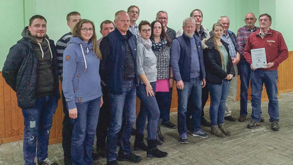 Der neu gewählten Vorstand des Kaninchenzuchtvereins, zusammen mit Jan Bruns (mit Urkunde), der für 35-jährige Vereinszugehörigkeit geehrt wurde. © Foto: privat