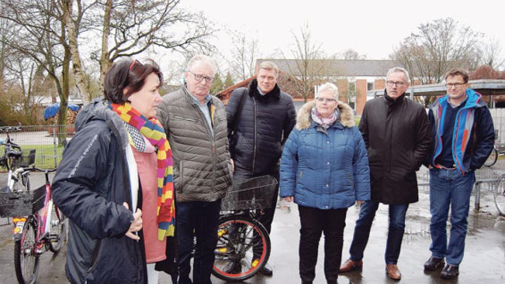 Beim Ortstermin an der Wiesenstraße: Von links Grundschul-Leiterin Anja Meißner, CDU-Politiker Broer Wübbena-Mecima, der CDU-Landtagsabgeordnete Ulf Thiele, die Fraktionsvorsitzenden Hildegard Hinderks (CDU) und Helmut Geuken (SPD) und Dirk Kaiser, Leiter der Oberschule in Weener. © Foto: Hoegen