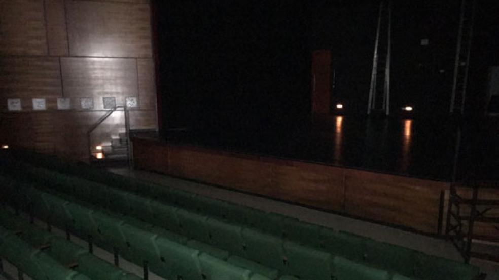 Die Aula der Oberschule in Weener: Die Klappstühle sind in die Jahre gekommen. © Foto: Hoegen