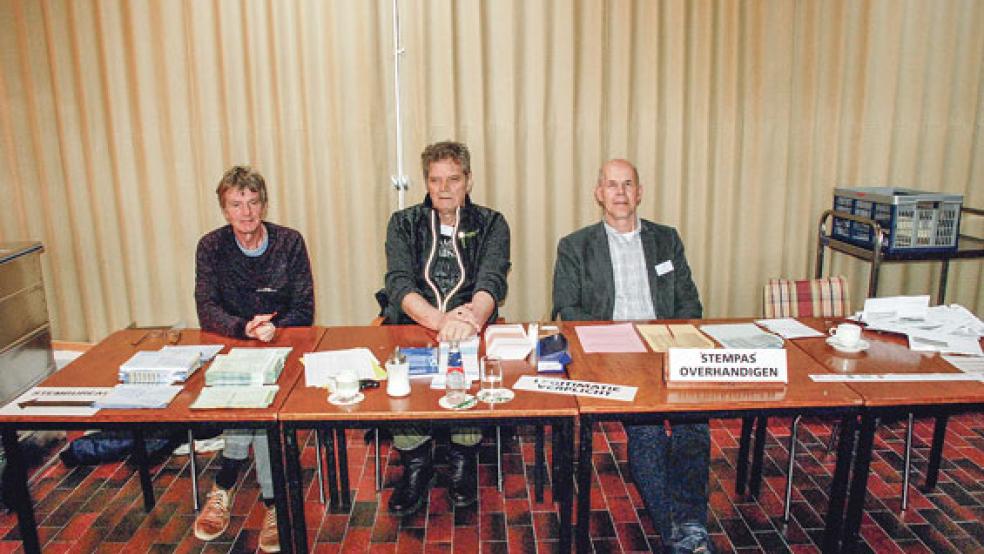 Die Wahlhelfer (von links) Inno de Weij Peters, Engel Modderman als Vorsitzender und Sjaak Overbeek.  © 