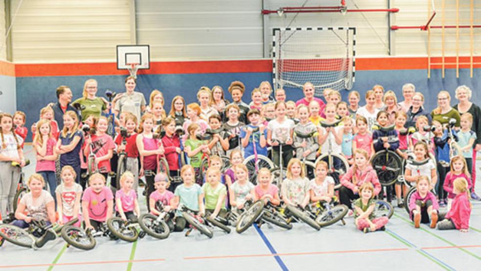 Über 70 junge Nachwuchssportler und Helfer waren zeitweise in der Halle, um an ihren Einrad-Fähigkeiten zu arbeiten. © Foto: Bruins