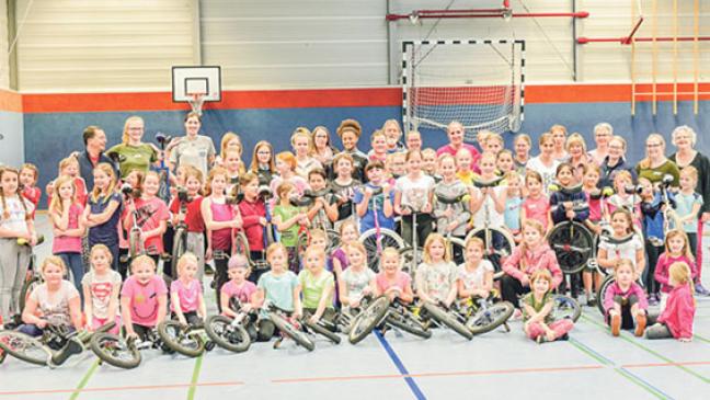 48 Kinder und Jugendliche probieren sich auf einem Rad