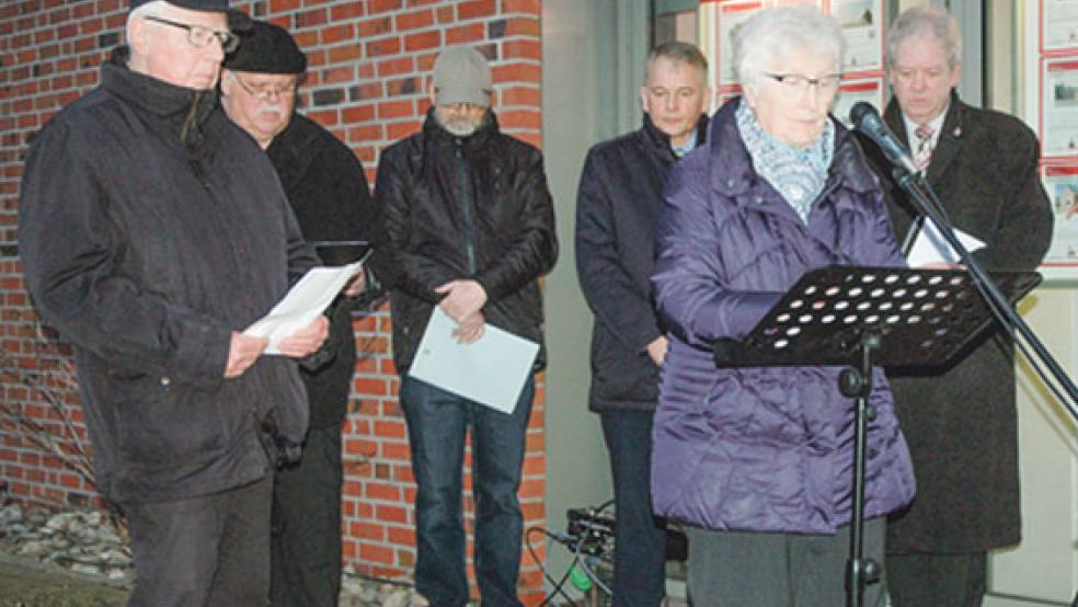 Ria Lüchtenborg (vorne) sowie Jan-Dieter van Hoorn, Johannes Willms und Theus Graalmann (von links) verlasen die 79 Namen der ermordeten Bunder. Daneben: Bürgermeister Sap und Pastor Rademaker. © Fotos: Szyska
