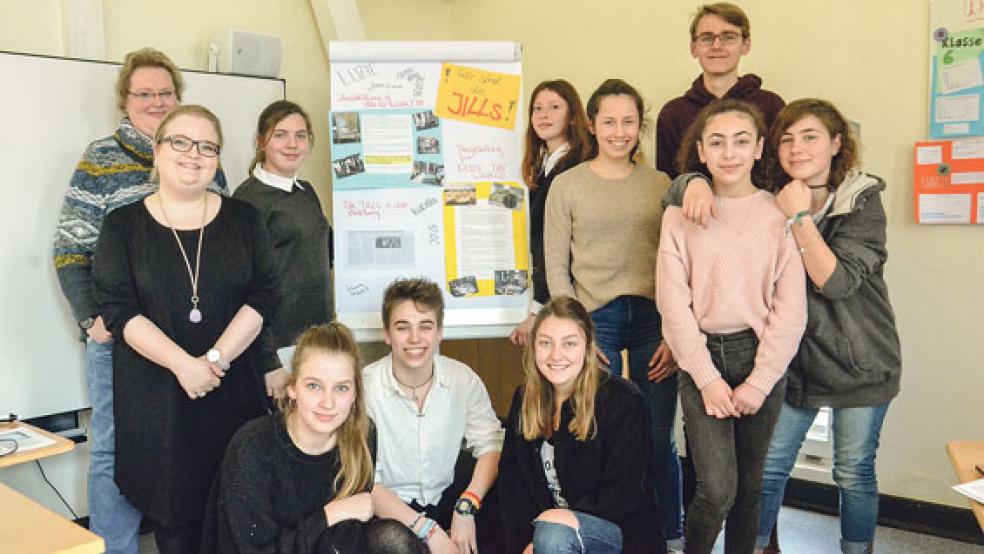 Helfen bei Fragen und Ängsten: Die »Jills« um Lehrerin Laura Maas (Zweite von links) und die Mitarbeiter des Migrationsdienstes Rita Feyand (links), Julia Freitag (hockend, links) und Miriam Diekhoff (hockend, rechts). Als Jugendintegrationslotsen ausbilden lassen sich (von links) Anna-Lena Süßdorf, Oli Wilkendorf, Sidra Horkos, Isabella Franco, Jan-Luca Bootsmann, Aynour Omar und Luzie Richter. © Foto: Muising