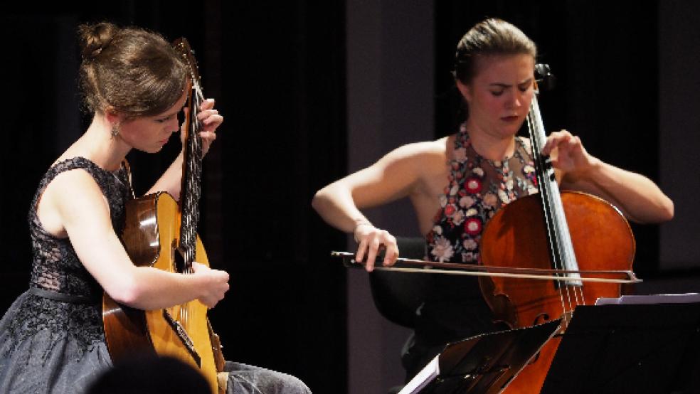 Das Gipfelstürmer-Duo mit Friederike Luise Arnholdt (Violoncello) und Jessica Kaiser (Gitarre). © Foto: Krämer