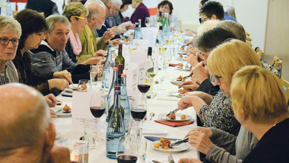 Ein Sieben-Gänge-Menü ließen sich die Gäste des Abends im Altenzentrum schmecken.  © Foto: Ammermann