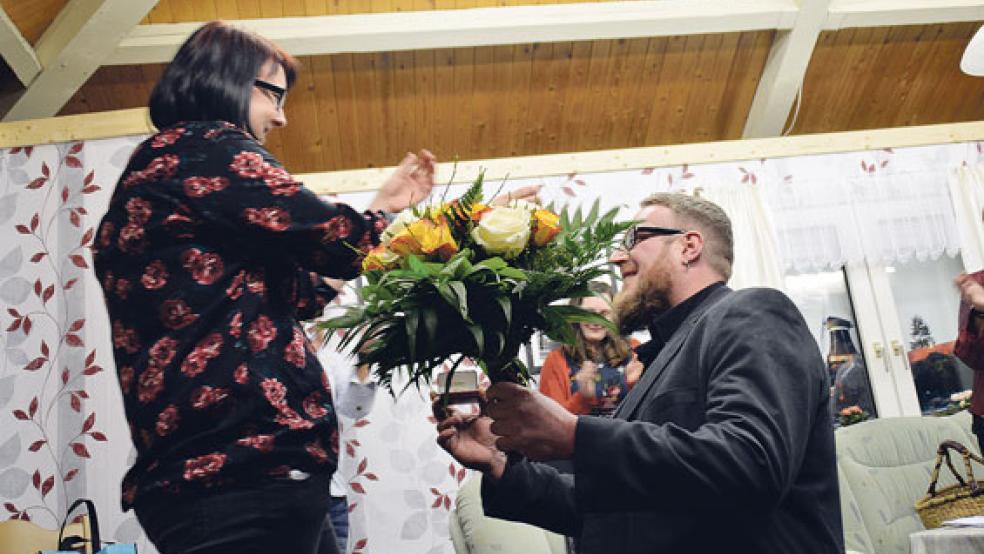 »Ja, ich will!« Eigentlich dachte Milena, sie müsse sich nur einen Preis von der Verlosung auf der Bühne abholen, aber dann machte Freund Timo der Bunderin völlig überraschend einen Heiratsantrag. Die 24-Jährige war zu Tränen gerührt.  © Foto: Himstedt