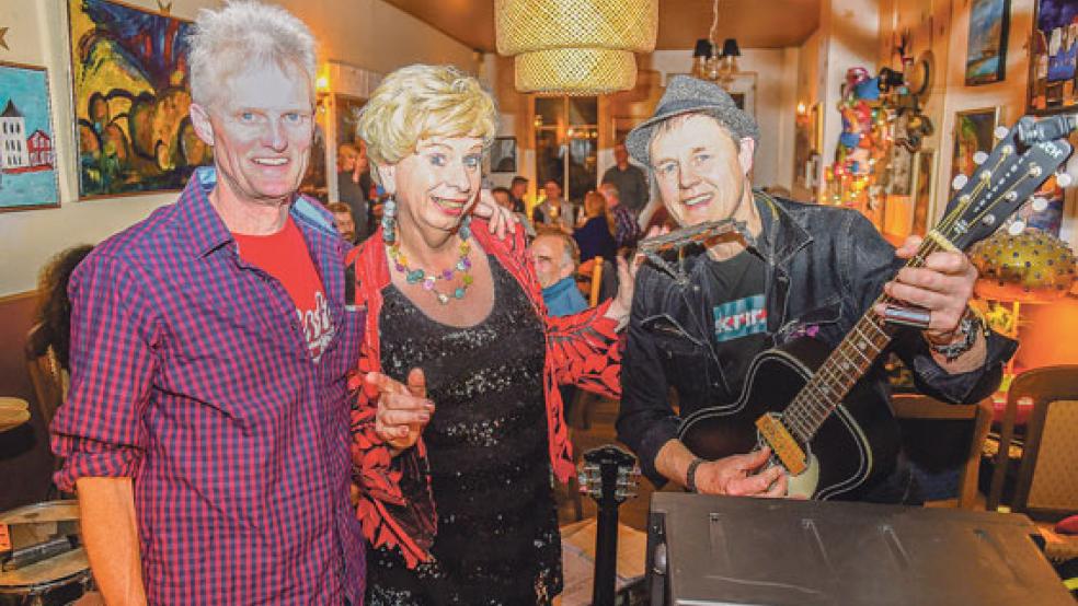 Haben den Blues und sind bester Laune: Andreas Bahlmann (links) und Eckhard Harjes mit Katja Zwezerijnen. © Foto: Bruins