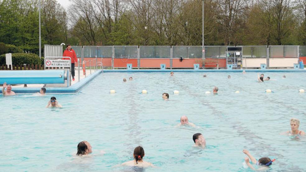 Kein Badebetrieb ohne Aufsicht: Auf unserem Archivbild übernimmt Florian Berenz gerade diese Aufgabe am Beckenrand. Er bekommt bald eine neue Kollegin, damit ist das Friesenbad-Team dann zu dritt. © Foto: Hoegen