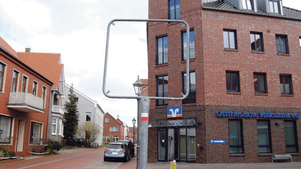 Ein leerer Schilderrahmen am Eingang der Westerstraße kündigt es an: Hier wird bald eine »Tempo 20«-Zone eingerichtet und per Beschilderung ausgewiesen. © Foto: Hoegen