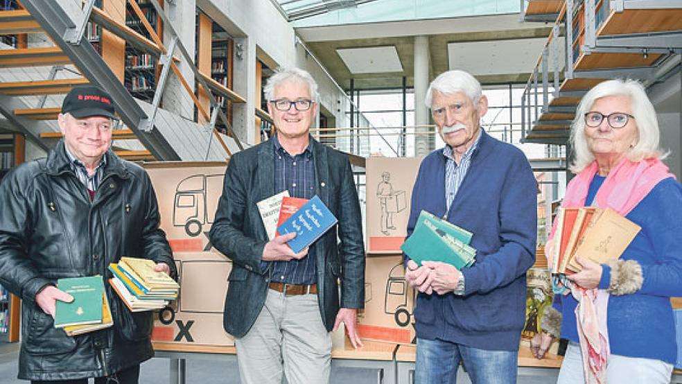 Über 1700 Bücher, Broschüren, Kalender und Schallpatten sammelte Hans Lemborg (Zweiter von rechts) in den vergangenen 30 Jahren. Jetzt überließ er seinen Plattdeutsch-Fundus der Landschaftsbibliothek. Unser Bild zeigt ihn und seine Lebensgefährtin Hiltrud Peters zusammen mit dem Plattdeutschbeauftragten Johann Rabenstein aus Großheide (links) und dem Leiter der Landschaftsbibliothek, Dr. Paul Weßels.  © Foto: Former/Ostfriesische Landschaft