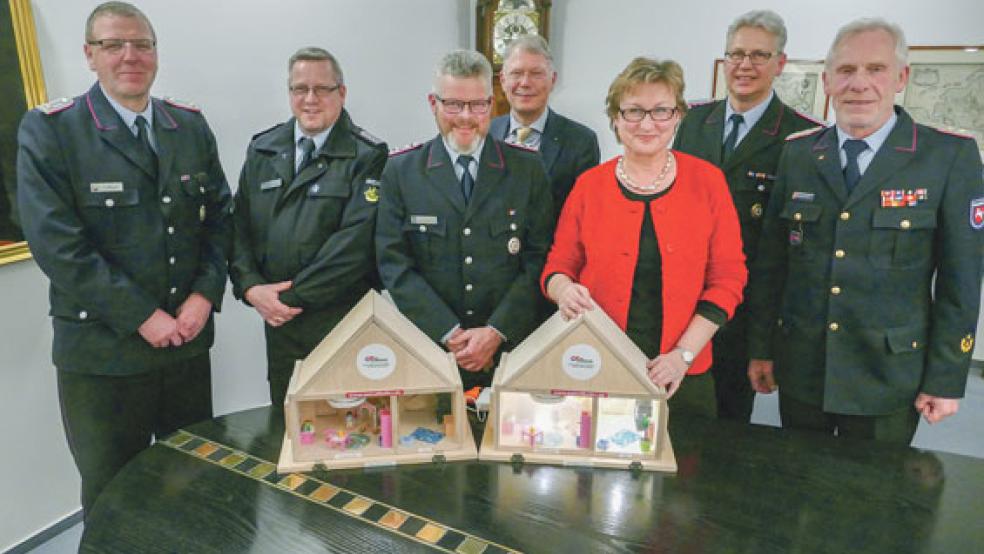 Engagieren sich in einem gemeinsamen Arbeitskreis für den Brandschutz (von links): Uwe Weets (Feuerwehr Stadt Emden), Matthias Schmidt (Feuerwehr Kreis Wittmund), Guido Wallenstein (Feuerwehr Kreis Leer), Heinz-Herbert Dirks (Brandkasse ), Signe Foetzki (Pressesprecherin der Brandkasse), Friedhelm Saathoff (Feuerwehr Kreis Aurich) und Ernst Hemmen (Präsident des Feuerwehrverbandes Ostfriesland). © Foto: Jürgens