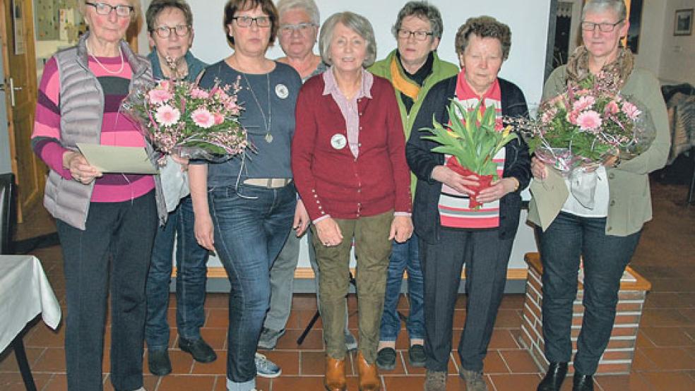 Die geehrten und neuen Mitglieder des Landfrauenvereins Stapelmoor (von links): Ursula Santjer, Anni Brombach, Erika Ridder, 1. Vorsitzende Else Siemons, Erika Rethmeier, Karin Möller, Swanette Heikens und Grietje Kratzenberg. © Leserfotos: Siemons