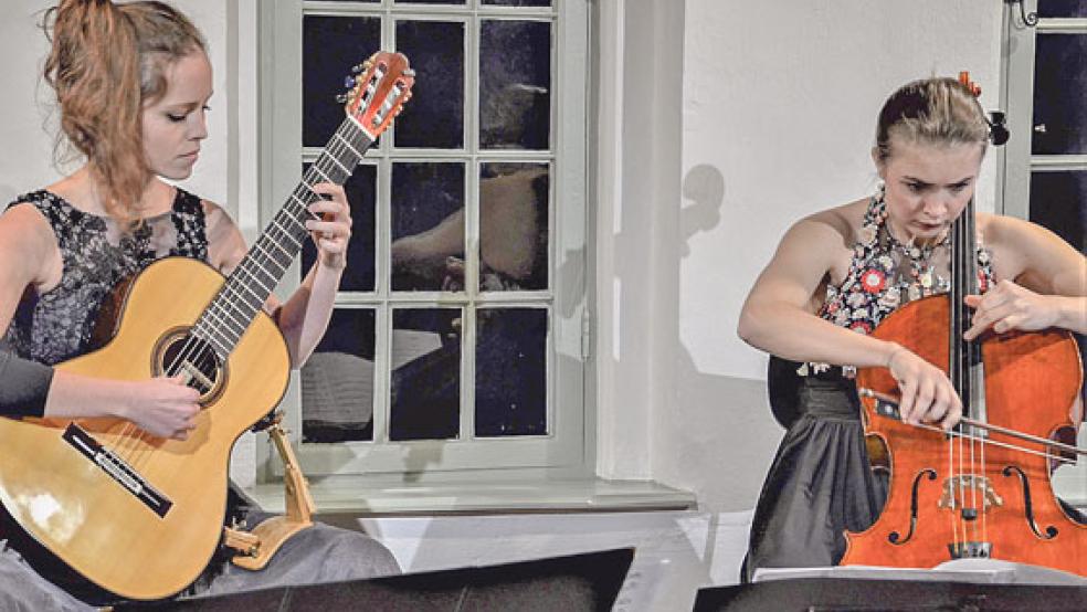 Jessica Kaiser (Gitarre) und Friederike Luise Arnholdt (Cello) bildeten im mittelalterlichen Steinhaus in Bunderhee ein Duo mit einer eher seltenen Instrumenten-Kombination. © 
