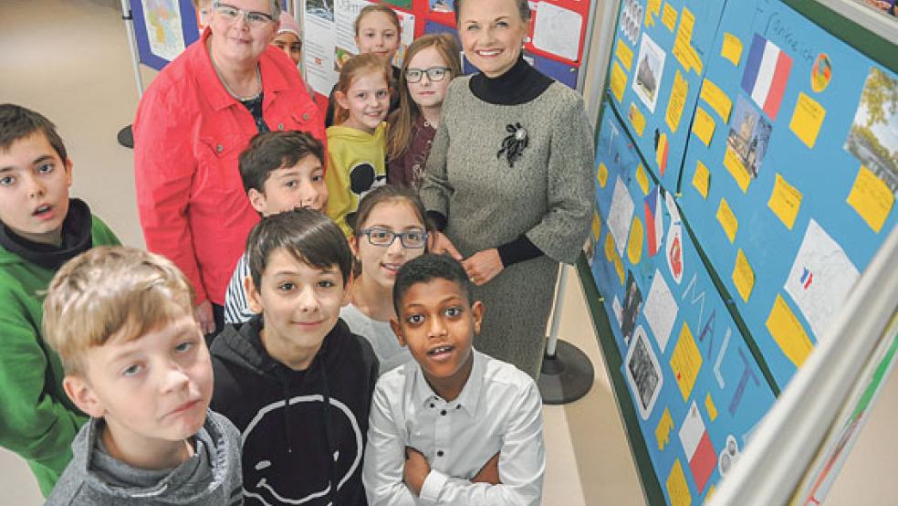 Als Gäste beim EU-Projekttag an der Grundschule in Weener konnten die Schüler gestern Vormittag Hildegard Hinderks und Gitta Connemann (beide CDU) begrüßen. © Foto: Boelmann