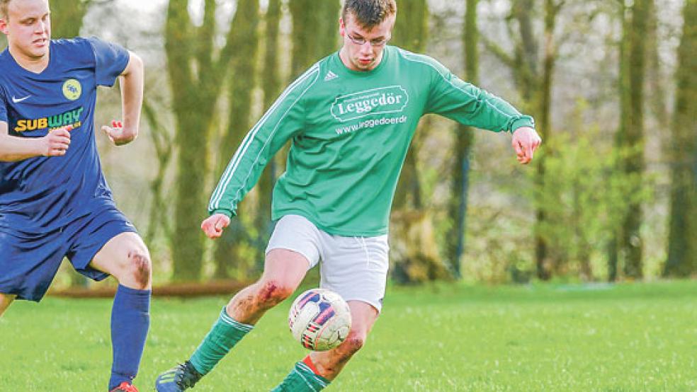Ein Fußballer kennt keinen Schmerz: Ingo Schulte war seinem Gegenspieler in dieser Szene trotz des blutigen Knies überlegen. © Foto: Bruins