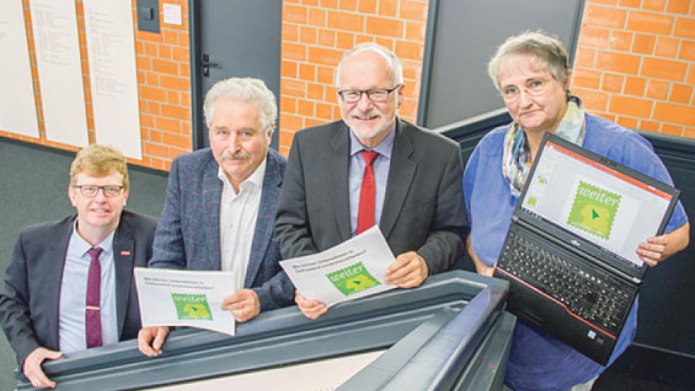 Stellten die Initiative mit dem Arbeitstitel »Weiter Ostfriesland« vor (von links): Albert Lienemann (Präsident der Handwerkskammer Ostfriesland), Rico Mecklenburg (Präsident der Ostfriesischen Landschaft), Prof. Dr. Gerhard Kreutz (Präsident der Hochschule Emden/Leer) und Brigitte Nolopp (Geschäftsstelle des Vereins »Region Ostfriesland«). © Foto: Hochschule Emden/Leer