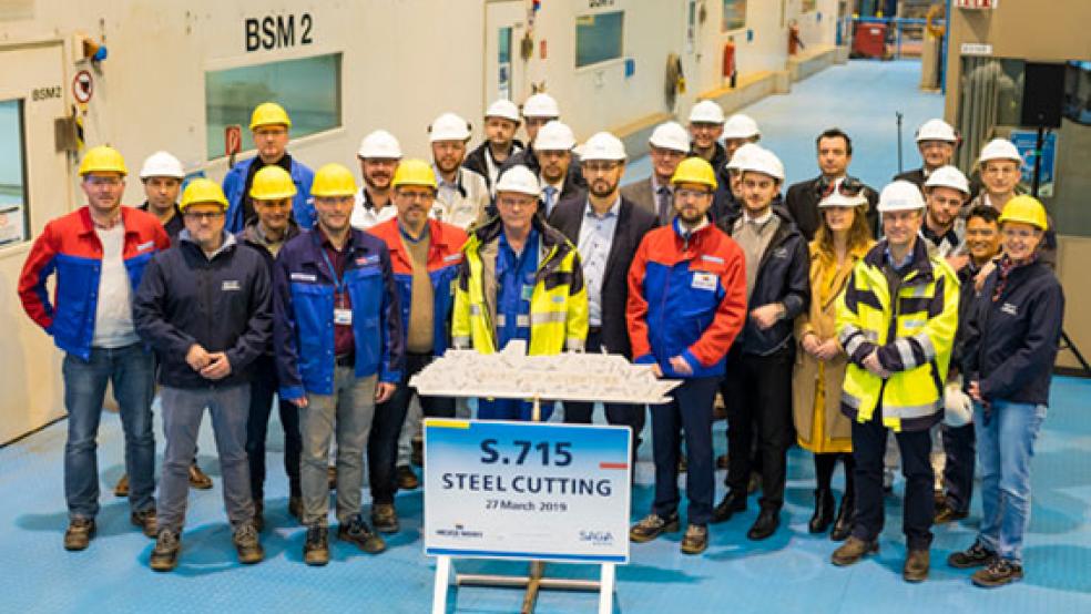 Teams der britischen Reederei »Saga Cruises« und der Papenburger Meyer Werft drückten heute den Startknopf der computergesteuerten Brennmaschine, womit die Fertigung der »Spirit of Adventure« begann. © Foto: Meyer Werft