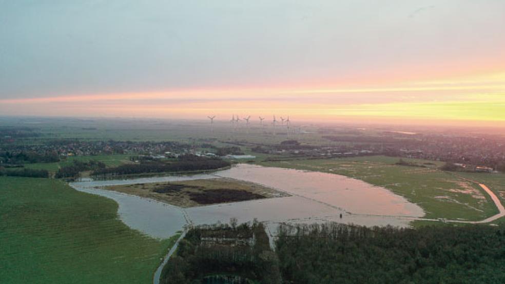 »Land unter« heißt es schon seit Wochen auf den Meentelanden (Bild). Vor einigen Tagen musste sogar der Püttenbollenweg, der entlang der Bahnstrecke in Richtung Weener führt, auf einem Teilstück komplett gesperrt werden.  © Foto: privat