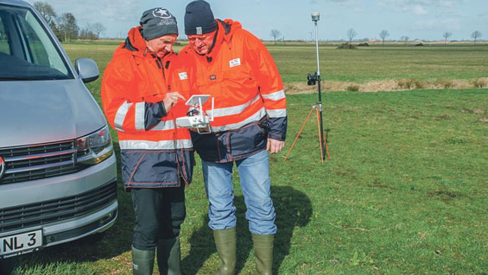 Mit einer Drohne machen Holger Dirks und Folkert Diepen von der NLWKN-Betriebsstelle Norden-Norderney derzeit Luftbilder von Flächen im Rheiderland, die für den Wiesenvogel-Schutz vernässt werden sollen. © Foto: Haack/NLWKN