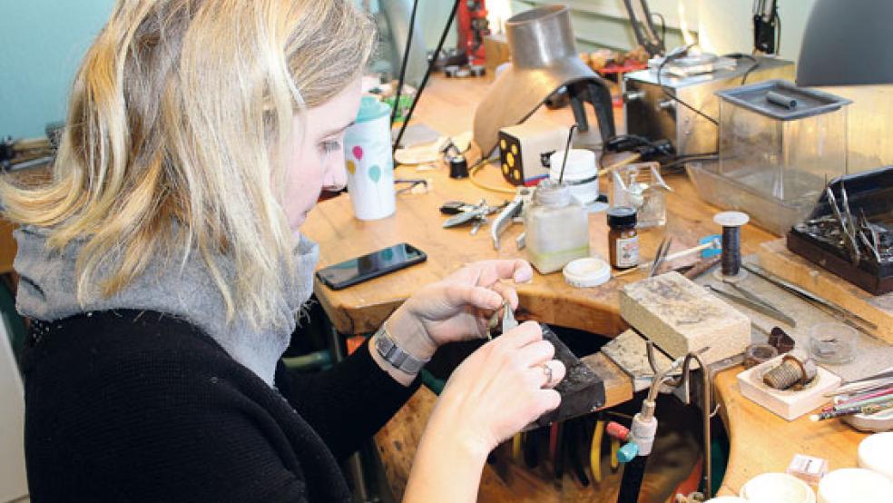 Konzentriert arbeitet die Schmuckkünstlerin Nina Lindena an ihrer Werkbank.  © Foto: HWK/Anja Freesemann