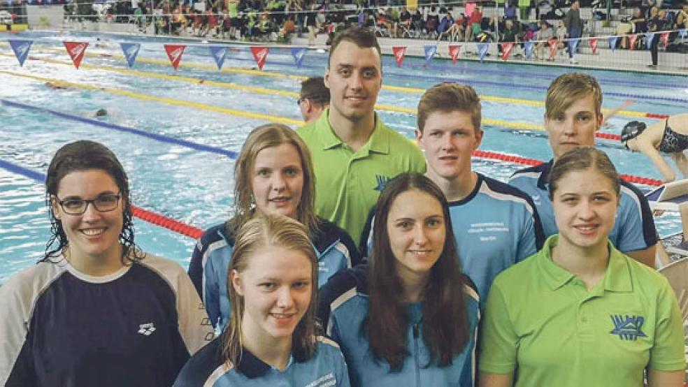 Mit acht Schwimmern starteten die Wasserfreunde in Braunschweig: (hinten, von links) Martina Gördes, Imke Mülder, Cay Hockmann, Martin Hinrichs und Britta Lampen sowie (vorne) Marlena Kramer, Lara Reemts und Larissa Scherpe feierten zahlreiche Erfolge. © Foto: privat