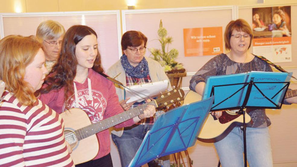 Musikalisch wurde die »Auszeit« in Bunde in der Dorfgemeinschaftsanlage vom Gitarrenchor Wymeer begleitet.  © Fotos: Himstedt
