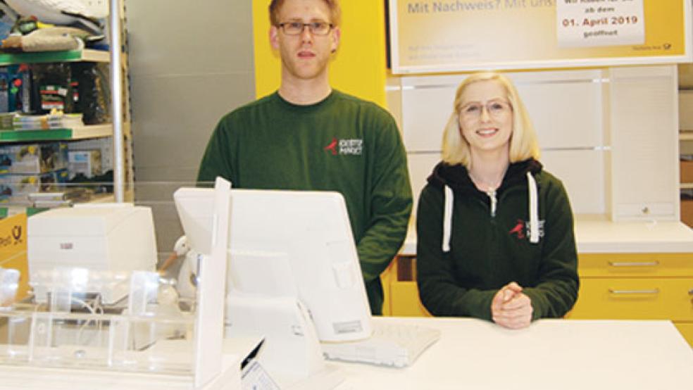 Am Schalter der neuen Filiale sind Jan Dickebohm und Franziska Tegeler ab Montag Ansprechpartner für die Postkunden. © Foto: Hoegen