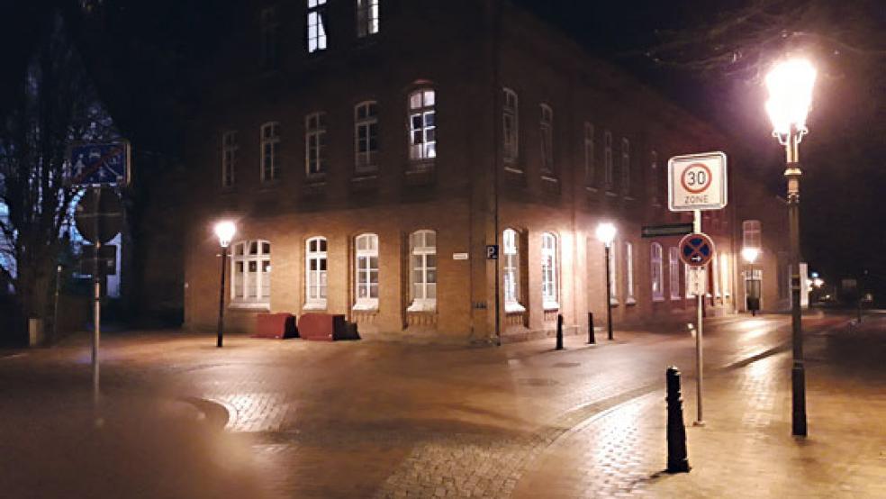 Ein abendlicher Blick aus der Westerstraße in die Marktstraße. Ob die »Rechts vor Links«-Regelung hier kommt, darüber wird im Antragsverfahren für die »Tempo 20«-Zone entschieden. © Foto: Hoegen