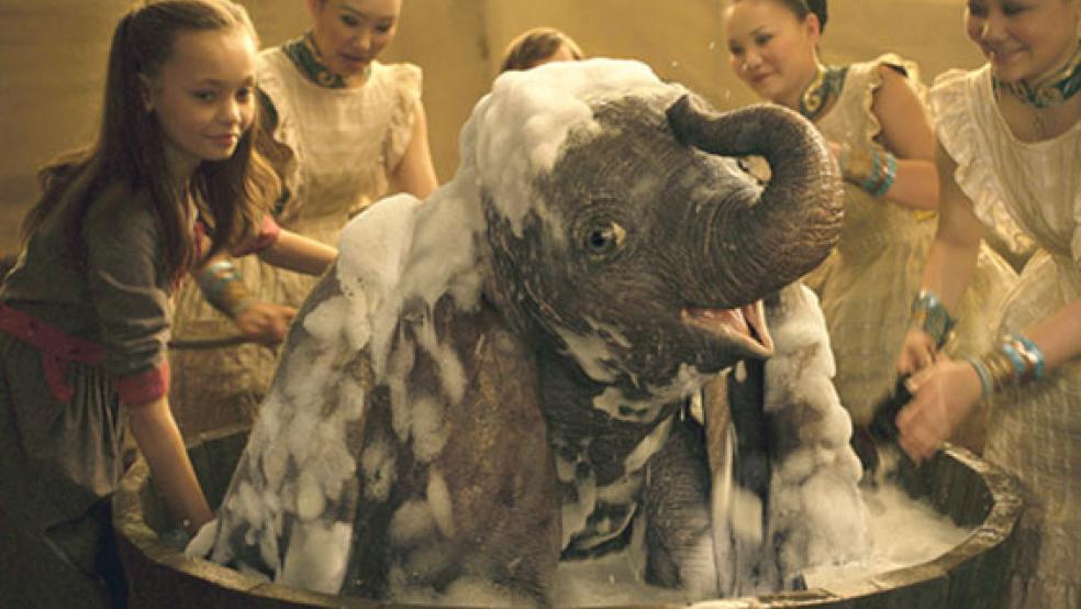 Erst gehänselt und dann als Star gefeiert: »Dumbo« sorgt für Begeisterung. © Foto: Disney