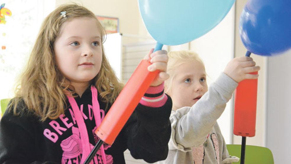 Beim Bau eines Luftkissengleiters mussten die Ballons erst einmal ordentlich mit Luft gefüllt werden. © Foto: Muising