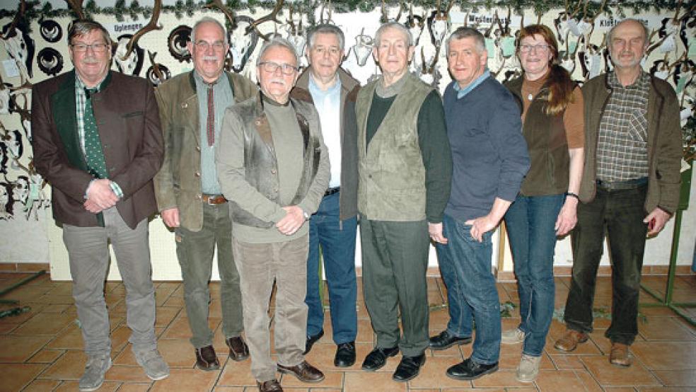 Trophäenschau: Die Bewertungskommission der Kreisjägerschaft beurteilte die Geweihe, Gehörne und Keilerwaffen aus den verschiedenen Hegeringen. Im Bild von links: Kreisjägermeister Jan-Wilhelm Hilbrands (Jemgum), Kreisvorsitzender Heinrich Rauert (Steenfelde), Wolfgang Philipps (Jemgum), Annäus Reinders (Leer), Harm-Gerdes Boekhoff sen. (Neuburg), Harm Boekhoff (Schatteburg), Irene Pröbsting (Detern) und Meenhard van Lessen (Rorichum).  © Foto: Szyska