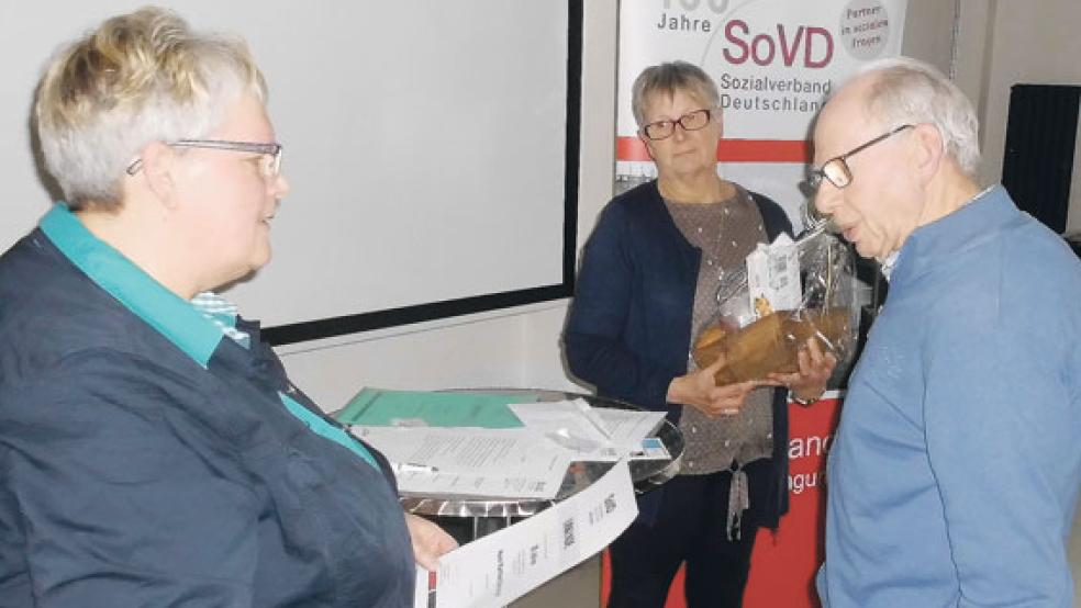 Hildegard Hinderks übergibt eine Urkunde an Manfred Schmidt, er ist seit 25 Jahren im Sozialverband. Im Hintergrund die stellvertretende Vorsitzende Beate Snater. © Foto: privat