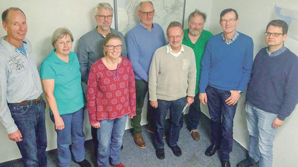 Über Aufgaben und Ziele der Rheider Deich- und Sielacht informierten sich jetzt Mitglieder des Grünen-Kreisverbandes Leer in Soltborg. © Foto: privat