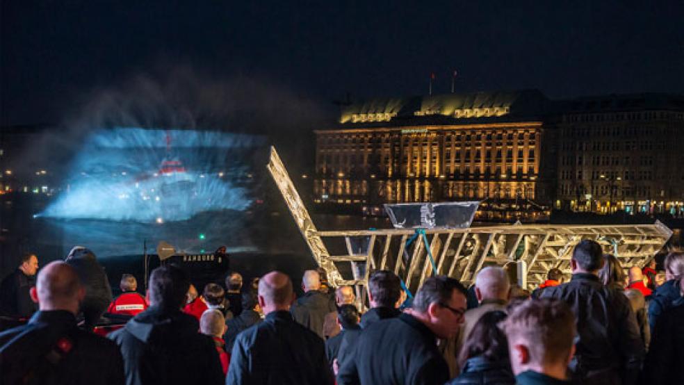 Das Interesse an der öffentlichen Kiellegung in Hamburg am Jungfernstieg war groß.  © Foto: Die Seenotretter DGzRS 