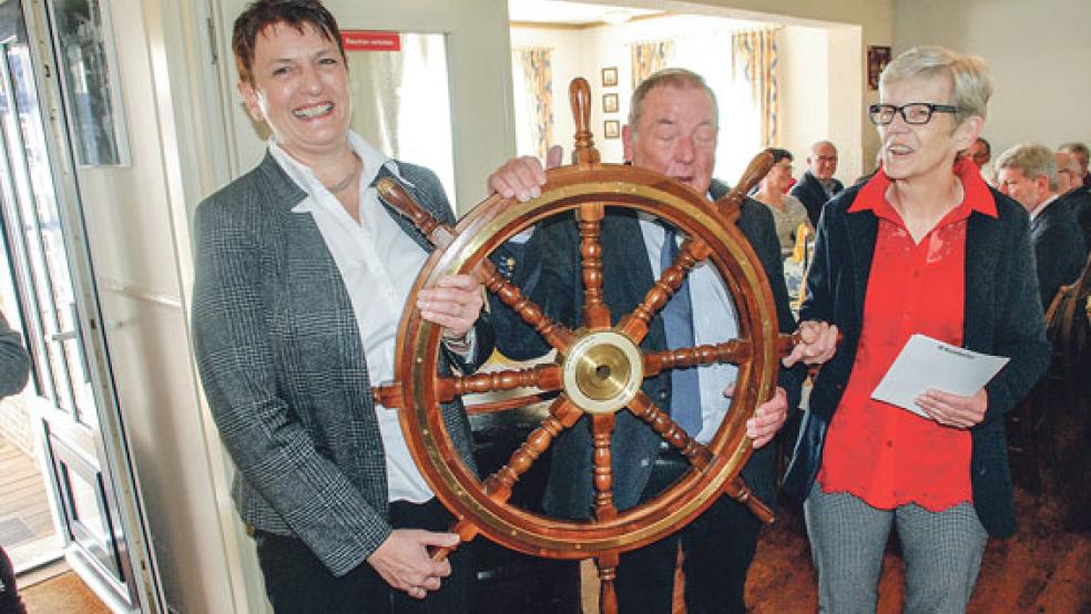 Vom Wassersportverein »Luv-up« verabschiedeten sich Wilfried und Hildegard Kuper (rechts) mit einem hölzernen Schiffssteuerrad, das an die 1. Vorsitzende Jutta Simmering überreicht wurde.  © Fotos: Kuper