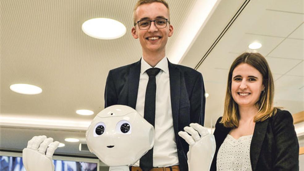 »Roboter Pepper« tanzte mit den beiden Auszubildenden Simone de Wall und Lukas Tränapp. © Fotos: Ammermann