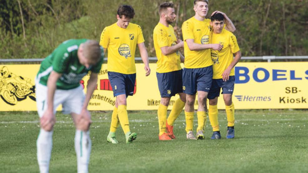 Selten gewordene Szenen am Enno-Beck-Platz: Steffen Busemann herzt den Vorlagengeber zum 3:0, Gholam Ahmedi. Torschütze Timo Zillmer will sich auch noch bedanken.  © Fotos: Bruins