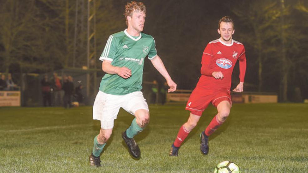 Die Fußballer des SV Teutonia Stapelmoor um den Torschützen Thomas Klinkenborg (links) kamen nach einem 0:2-Rückstand noch einmal zurück in die Partie. © Foto: Bruins