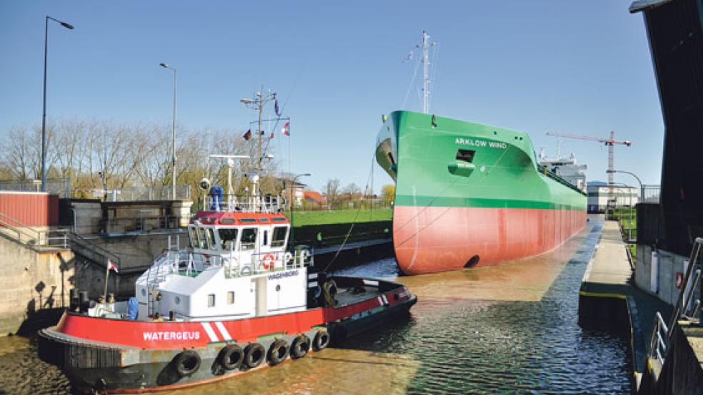 Mit Schlepperhilfe wurde die »Arklow Wind« gestern Vormittag durch die Leeraner Seeschleuse in die Leda manövriert. Die Schleusenbrücke konnte daher rund eine Stunde lang nicht vom Kfz-Verkehr passiert werden. © Foto: Wolters