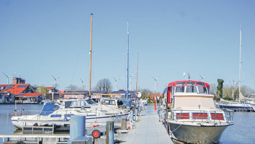 Die neue Wassersportsaison hat auch im Hafen von Weener begonnen. HIer ein Blick auf die Steganlage. © Foto: Hoegen