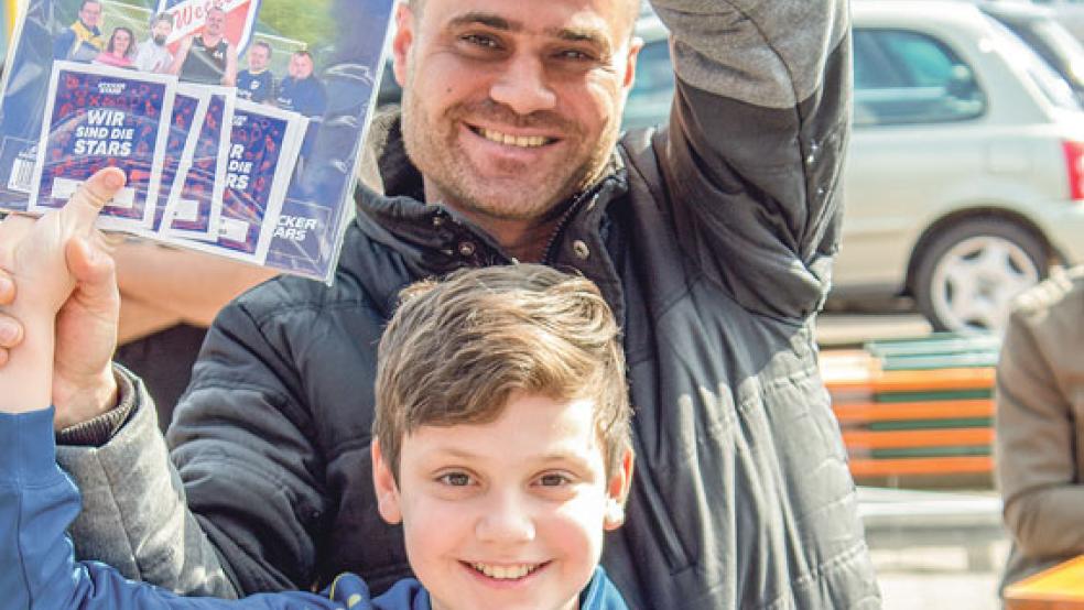 Auf die Frage welchen Sticker er unbedingt haben wollte antwortete Ali aus der E-Jugend des TuS natürlich: »Ich möchte unbedingt mich selbst bekommen«. © Foto: Himstedt