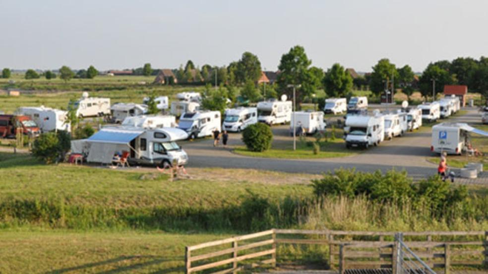 Auf dem Stellplatz am Emsdeich in Ditzum sollen Wohnmobilisten ab 1. Mai zehn Euro pro Tag bezahlen. Das sieht der Entwurf zur Änderung der Parkgebührenordnung der Gemeinde Jemgum vor. © Foto: Boelmann